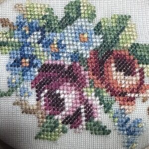 VINTAGE  FETCO‎ SILK NEEDLEPOINT ROUND JEWELRY BOX TRINKET FLOWERS HAND STITCHED